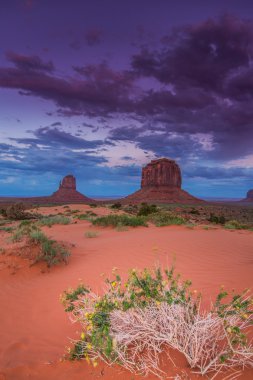 Monument Valley, Arizona, sahne, günbatımı gökyüzü üzerinde profilli
