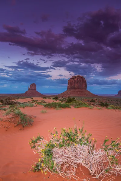 Monument Valley, Arizona, scenérie, profilovaná na západu slunce obloha — Stock fotografie