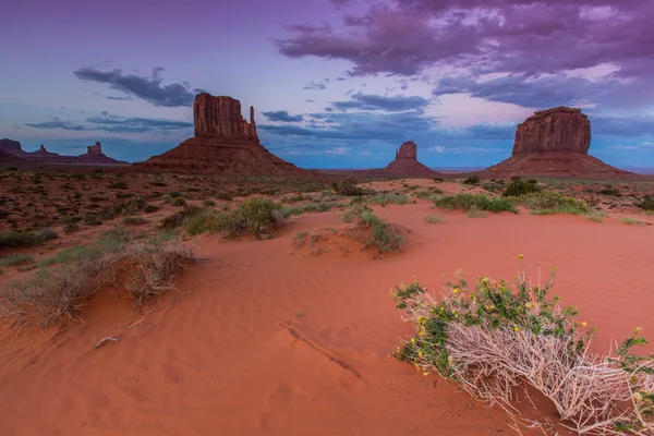Denkmal Tal, arizona, Landschaft, profiliert am Sonnenuntergangshimmel — Stockfoto