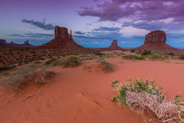 Monument Valley, Arizona, cenário, perfilado no céu por do sol — Fotografia de Stock