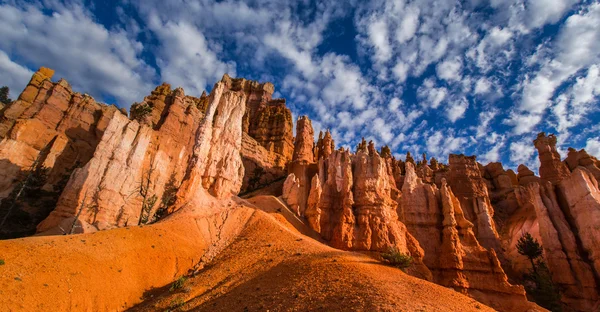 Bryce Canyon sahne, derin mavi gökyüzü üzerinde profilli