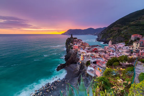 Bellissimo scenario serale alle Cinque Terre — Foto Stock