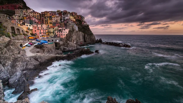 Bellissimo scenario serale alle Cinque Terre — Foto Stock