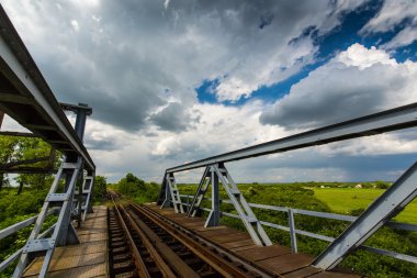 Eski demiryolu köprüsü üzerinde mavi gökyüzü profilli