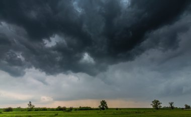 Doğal vahşi nehir üzerinde fırtınalı gökyüzü