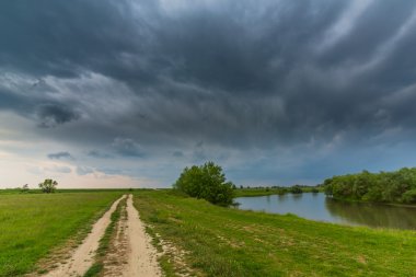 Doğal vahşi nehir üzerinde fırtınalı gökyüzü