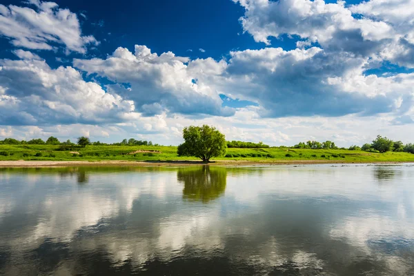 Doğal vahşi nehir üzerinde fırtınalı gökyüzü