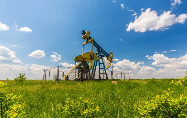 Нафта і газ добре профільовані на блакитному небі — стокове фото