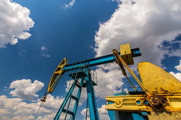 Petróleo y gas bien perfilados en el cielo azul — Foto de Stock