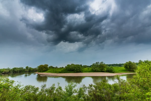 Céu tempestuoso sobre o rio selvagem natural — Fotografia de Stock