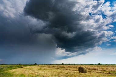 fırtına bulutları ile kırsal manzara