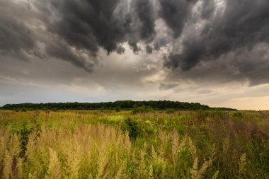 fırtına bulutları ile kırsal manzara