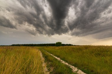 fırtına bulutları ile kırsal manzara