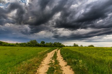 fırtına bulutları ile kırsal manzara