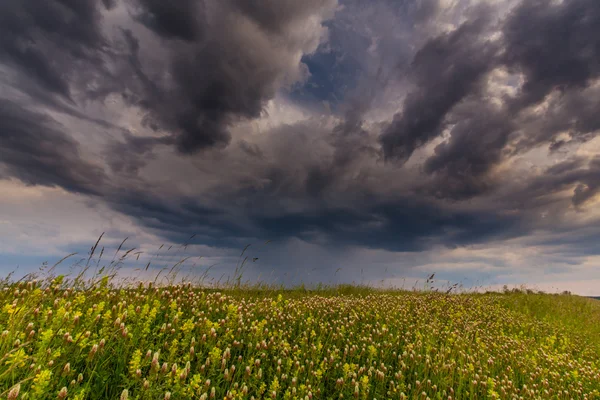 폭풍 구름과 농촌 풍경 — 스톡 사진