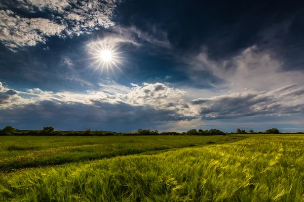 Paisaje rural con nubes de tormenta — Foto de Stock