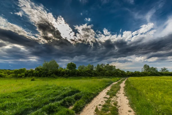 Paisaje rural con nubes de tormenta — Foto de Stock