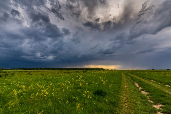 폭풍 구름과 농촌 풍경 — 스톡 사진