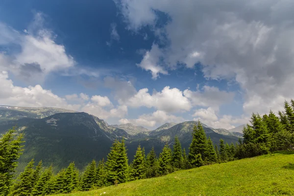 Hermoso paisaje de montaña en los Alpes transilvanos —  Fotos de Stock
