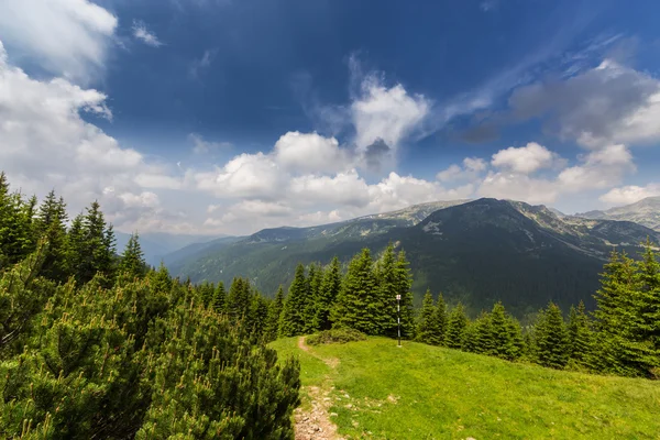 Az Erdélyi-Alpok gyönyörű hegyi táj — Stock Fotó