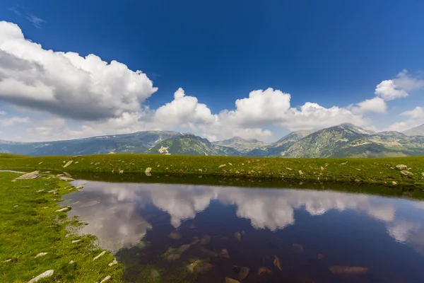 Bela paisagem montanhosa nos Alpes da Transilvânia — Fotografia de Stock