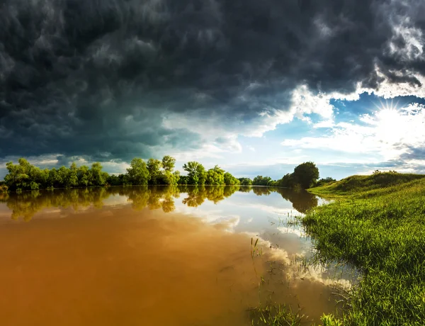 Paysage rural avec nuages orageux — Photo