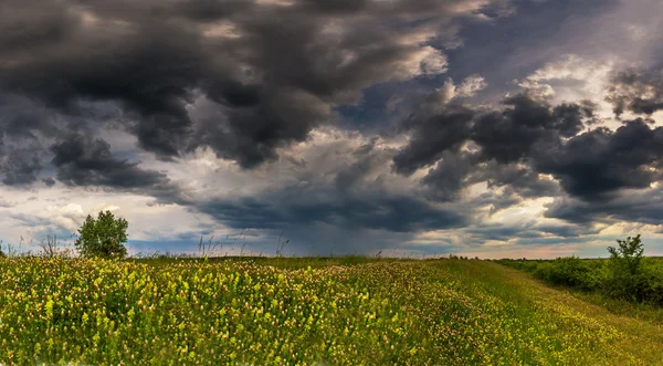 Сільський пейзаж з грозовими хмарами — стокове фото