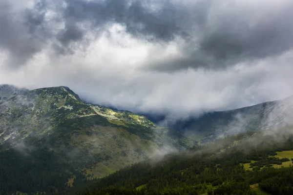 夏天的川西阿尔卑斯山中的山地景观 — 图库照片