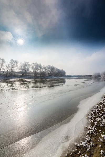 Paisajes invernales, con ríos y árboles congelados — Foto de Stock