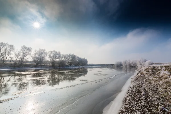 Paisagem de inverno, com rio congelado e árvores — Fotografia de Stock