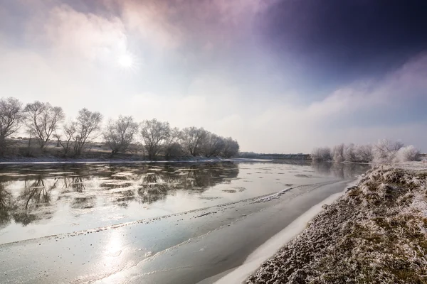 Paisagem de inverno, com rio congelado e árvores — Fotografia de Stock