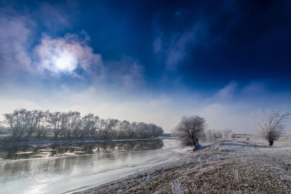 Winter landschap, met bevroren rivier en bomen — Stockfoto