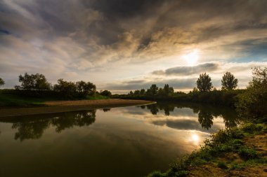 Bulutlu gökyüzü yansıması ile vahşi Nehri Panoraması