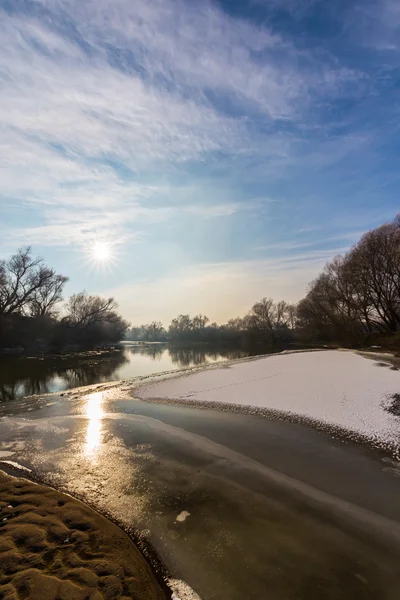 Árboles cubiertos de escarcha y río congelado en invierno, al amanecer — Foto de Stock