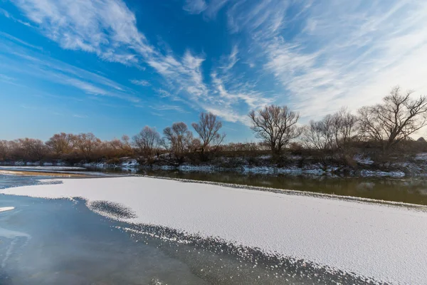 Árboles cubiertos de escarcha y río congelado en invierno, al amanecer — Foto de Stock