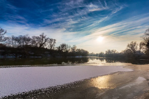 Overdekte bomen en bevroren rivier vorst in de winter, bij zonsopgang — Stockfoto