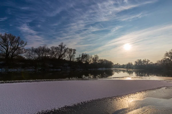 Overdekte bomen en bevroren rivier vorst in de winter, bij zonsopgang — Stockfoto