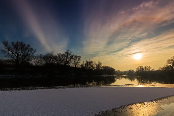 Overdekte bomen en bevroren rivier vorst in de winter, bij zonsondergang — Stockfoto