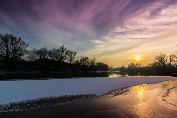 Landschap van de wilde rivier met avondrood reflectie, in de winter — Stockfoto