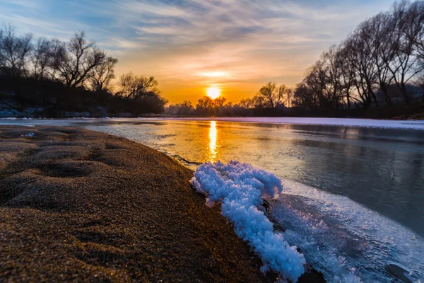 Landschap van de wilde rivier met avondrood reflectie, in de winter — Stockfoto