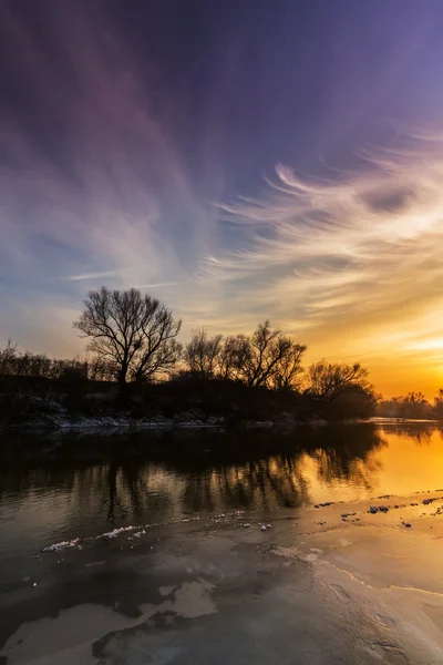 Landschap van de wilde rivier met avondrood reflectie, in de winter — Stockfoto