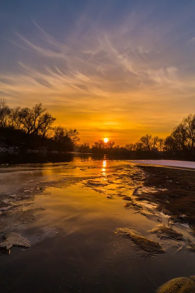Landschap van de wilde rivier met avondrood reflectie, in de winter — Stockfoto