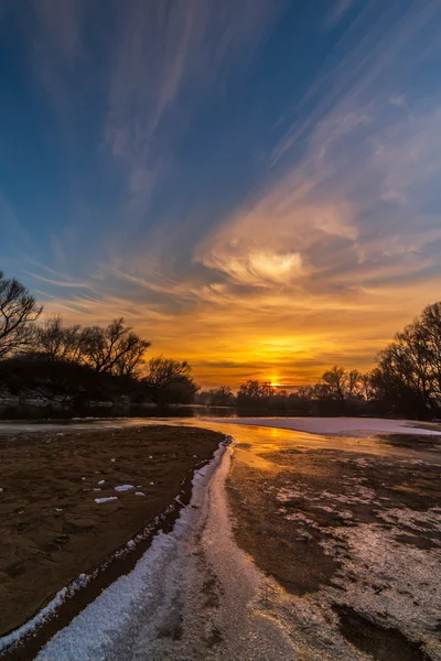 Paisaje de río salvaje con reflejo del cielo al atardecer, en invierno — Foto de Stock