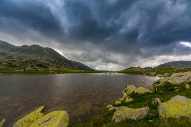 Yaz aylarında Transilvanya Alpleri'nde güzel dağ manzarası