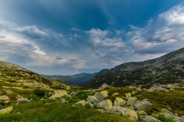 Dağ manzarası ve fırtına bulutları Transilvanya Alpleri'nde