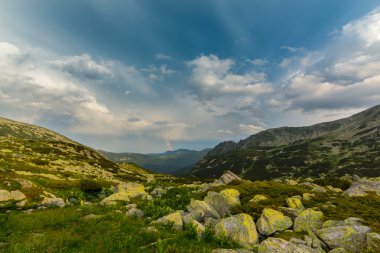Dağ manzarası ve fırtına bulutları Transilvanya Alpleri'nde