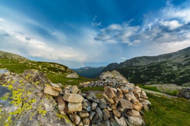 Dağ manzarası ve fırtına bulutları Transilvanya Alpleri'nde