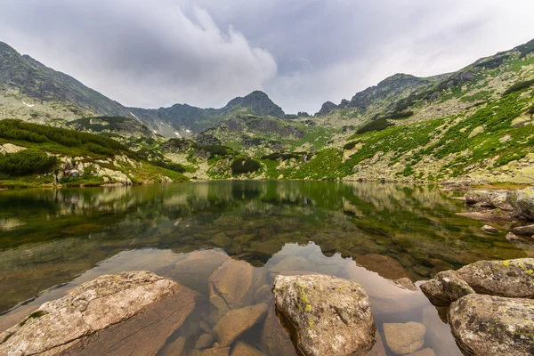 Krásné horské scenérie v Transylvánské Alpy v létě — Stock fotografie