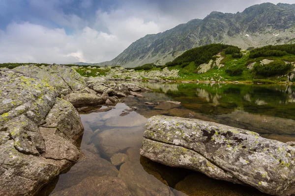 Schöne Berglandschaft in den Siebenbürger Alpen im Sommer — Stockfoto