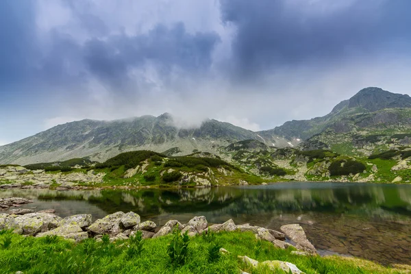 Bellissimo paesaggio montano nelle Alpi della Transilvania in estate — Foto Stock